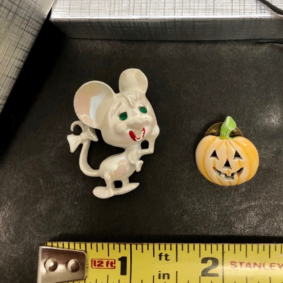 60's ENAMEL MOUSE & ENAMEL JACK‘O LANTERN BROOCHES - Picture 2 of 12
